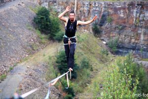 Auf dünnen Slacklines über den Steinbruch am Piesberg. Foto: Marc Dallmöller / md-foto.com