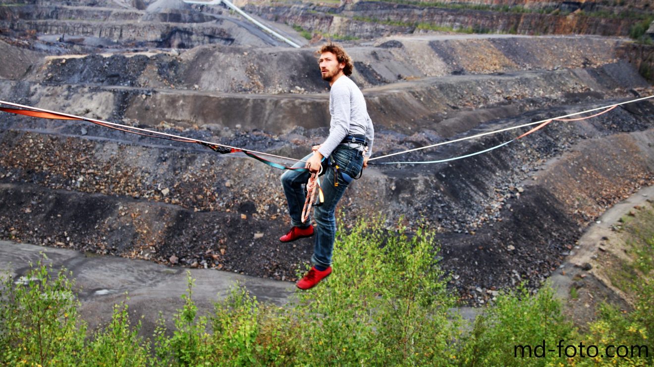 Auf dünnen Slacklines über den Steinbruch am Piesberg. Foto: Marc Dallmöller / md-foto.com