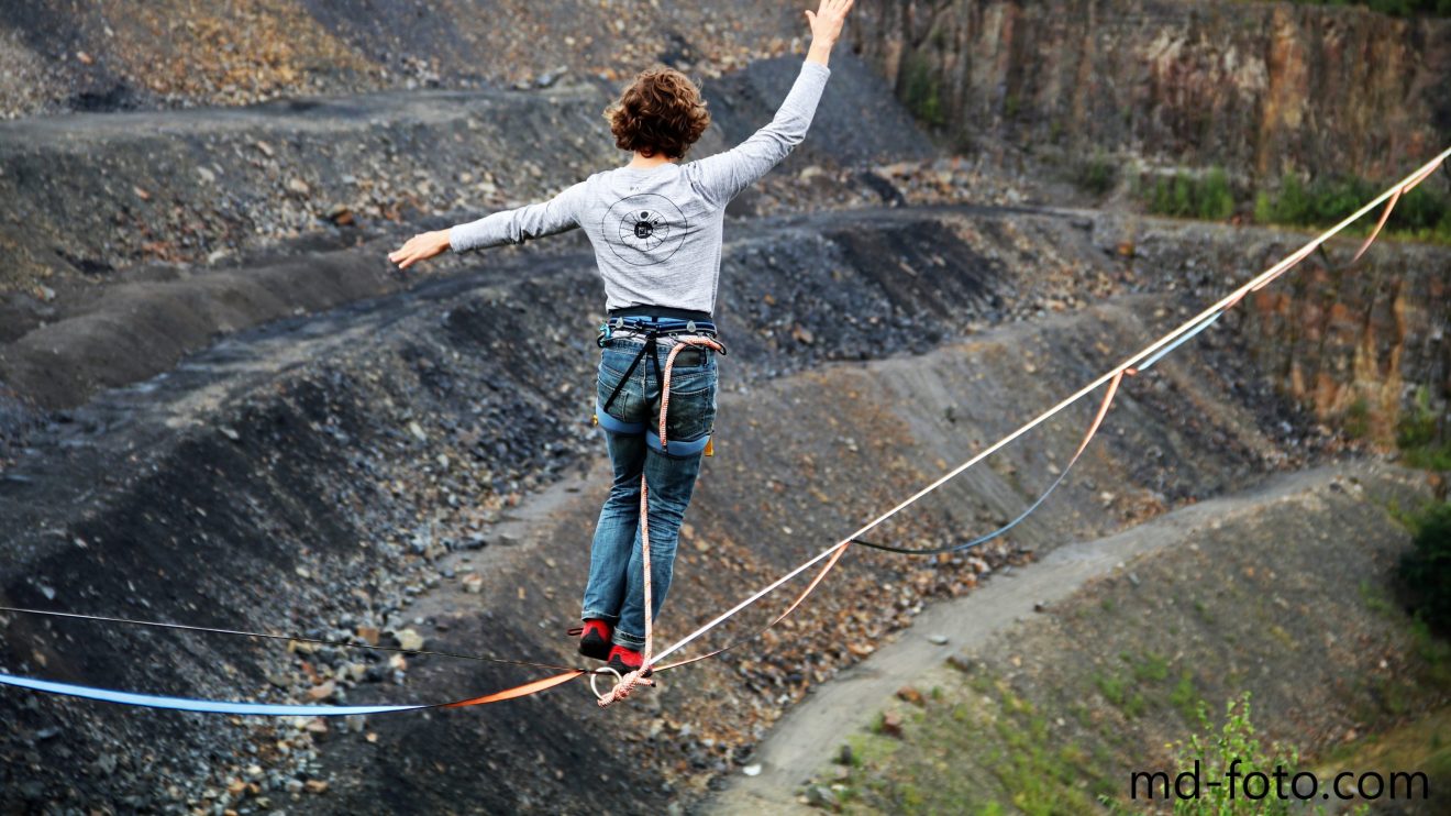 Auf dünnen Slacklines über den Steinbruch am Piesberg. Foto: Marc Dallmöller / md-foto.com