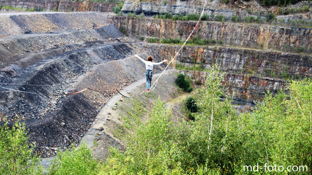 Auf dünnen Slacklines über den Steinbruch am Piesberg. Foto: Marc Dallmöller / md-foto.com