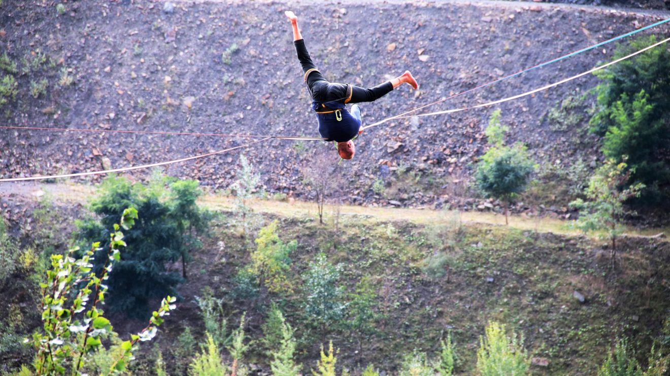 Auf dünnen Slacklines über den Steinbruch am Piesberg. Foto: Marc Dallmöller / md-foto.com