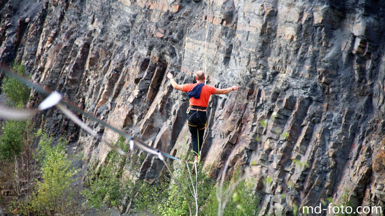 Auf dünnen Slacklines über den Steinbruch am Piesberg. Foto: Marc Dallmöller / md-foto.com