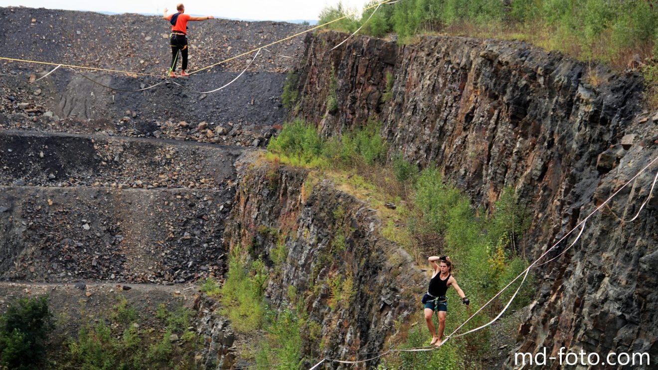 Auf dünnen Slacklines über den Steinbruch am Piesberg. Foto: Marc Dallmöller / md-foto.com