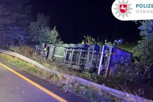 Dieser Lkw verunglückte am frühen Dienstagmorgen auf der A1 und muss in der Nacht aufwändig von zwei Kränen geborgen werden. Foto: Polizei Osnabrück