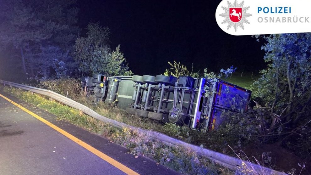 Dieser Lkw verunglückte am frühen Dienstagmorgen auf der A1 und muss in der Nacht aufwändig von zwei Kränen geborgen werden. Foto: Polizei Osnabrück