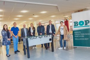 Freuen sich über 60 vermittelte „Dates“ (von links): Daniela Rethmann und Harald Brinkmeyer (Realschule), Wirtschaftsförderer Frank Jansing, Kerstin Hüls (MaßArbeit), Arne Willms, Bürgermeister Otto Steinkamp und Susanne Steininger. Foto: André Thöle / Gemeinde Wallenhorst