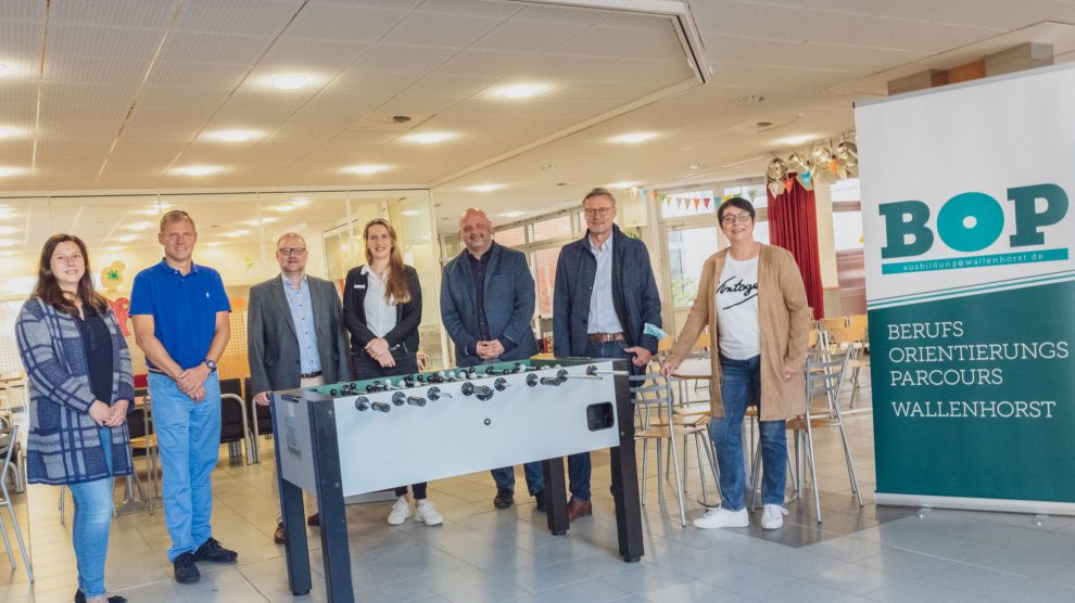 Freuen sich über 60 vermittelte „Dates“ (von links): Daniela Rethmann und Harald Brinkmeyer (Realschule), Wirtschaftsförderer Frank Jansing, Kerstin Hüls (MaßArbeit), Arne Willms, Bürgermeister Otto Steinkamp und Susanne Steininger. Foto: André Thöle / Gemeinde Wallenhorst