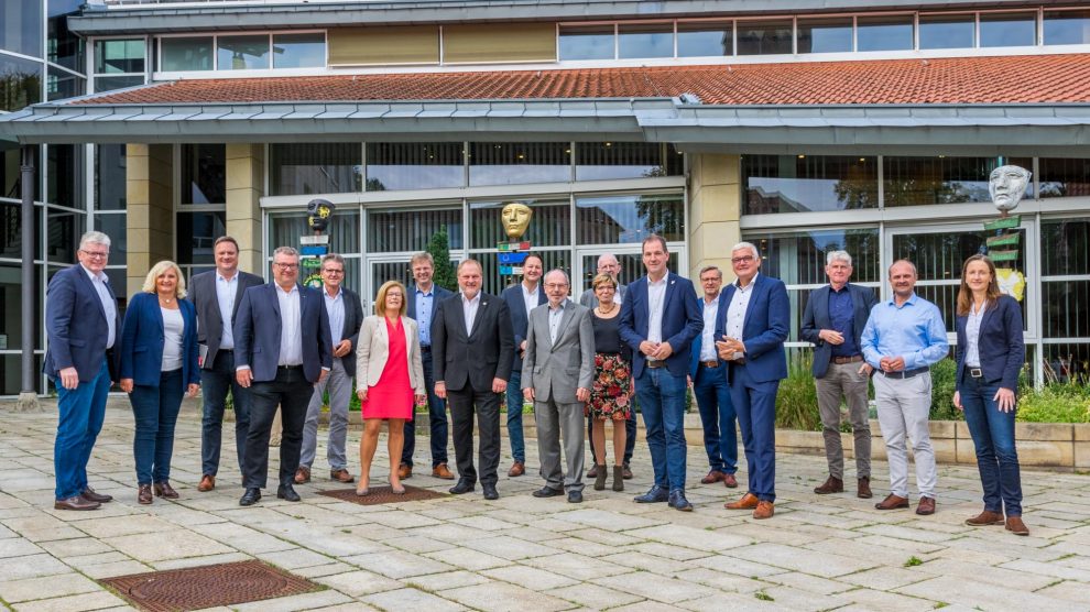 Die Bürgermeisterinnen und Bürgermeister der Landkreiskommunen mit ihrem scheidenden Sprecher Reinhard Scholz (4. von rechts) vor dem Wallenhorster Rathaus. Foto: André Thöle / Gemeinde Wallenhorst