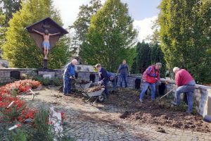 Ehrenamtliche der Kolpingsfamilie setzen die Grabstellen instand. Foto: Josef Thöle / Kolpingsfamilie Hollage