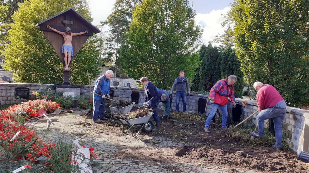 Ehrenamtliche der Kolpingsfamilie setzen die Grabstellen instand. Foto: Josef Thöle / Kolpingsfamilie Hollage