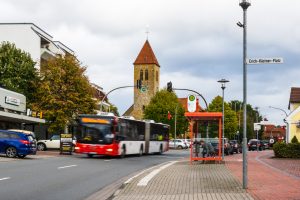 Die Hollager Straße in der Ortsmitte soll der zentrale Bereich des Sanierungsgebietes werden, das sich zwischen Tankstelle und Ziegelei auch in die seitlich angrenzenden Straßenzüge erstrecken soll. Foto: André Thöle / Gemeinde Wallenhorst