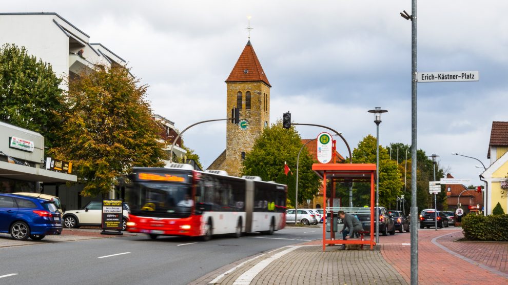 Die Hollager Straße in der Ortsmitte soll der zentrale Bereich des Sanierungsgebietes werden, das sich zwischen Tankstelle und Ziegelei auch in die seitlich angrenzenden Straßenzüge erstrecken soll. Foto: André Thöle / Gemeinde Wallenhorst