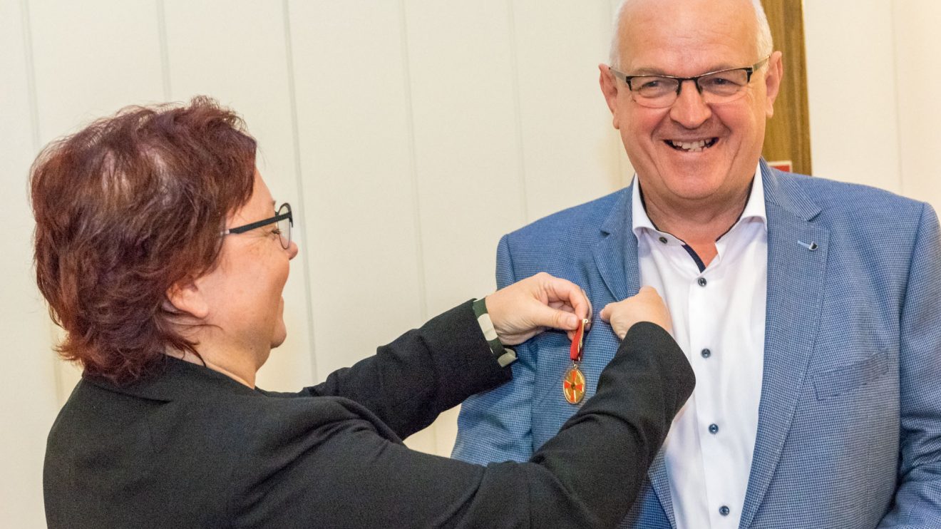 Bärbel Rosensträter überreicht Hubert Wächter die Verdienstmedaille. Foto: André Thöle / Gemeinde Wallenhorst