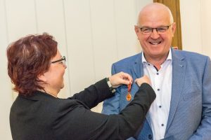 Bärbel Rosensträter überreicht Hubert Wächter die Verdienstmedaille. Foto: André Thöle / Gemeinde Wallenhorst