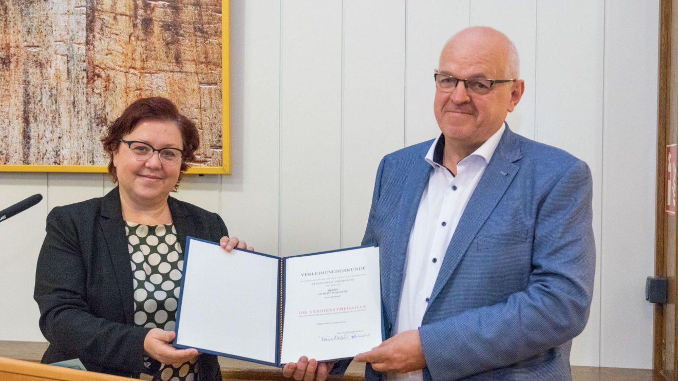 Bärbel Rosensträter und Hubert Wächter mit der Urkunde des Bundespräsidenten. Foto: André Thöle / Gemeinde Wallenhorst