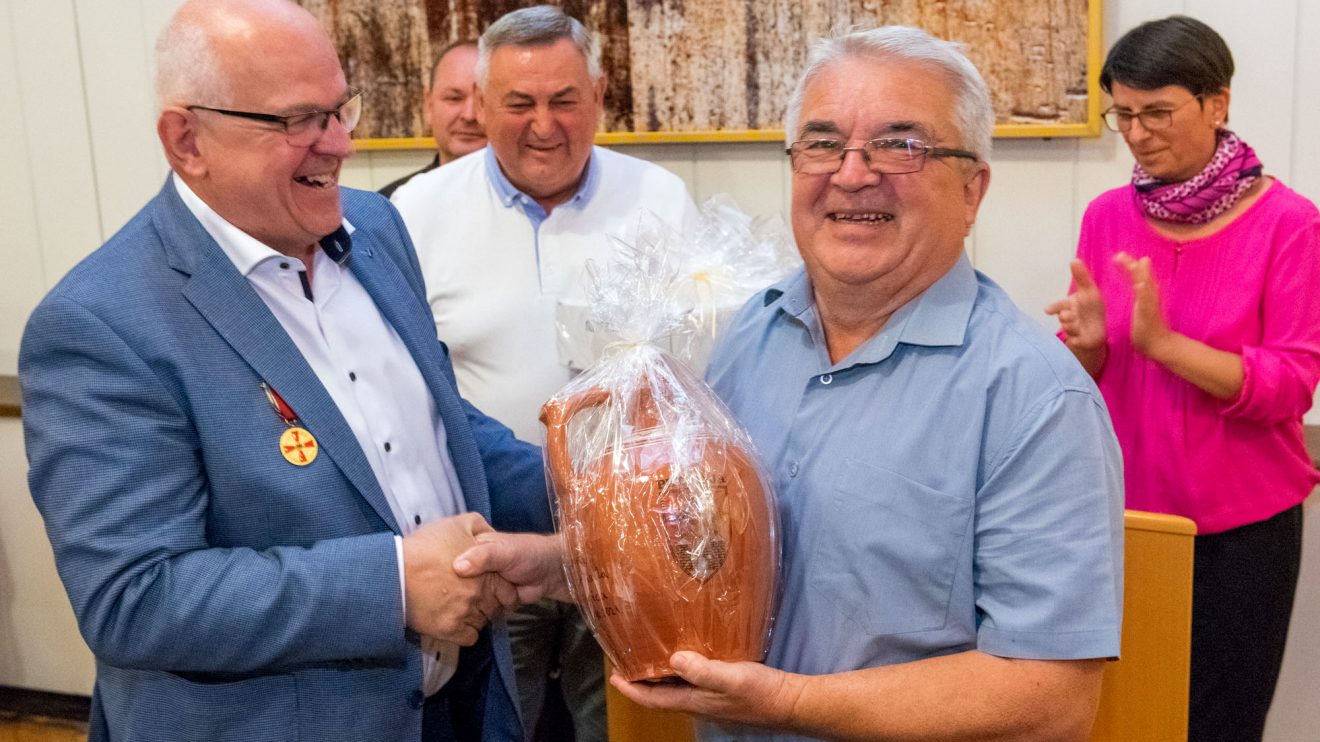 Die eigens aus Kroatien angereisten Gäste gratulieren Hubert Wächter herzlich zu seiner Auszeichnung. Foto: André Thöle / Gemeinde Wallenhorst