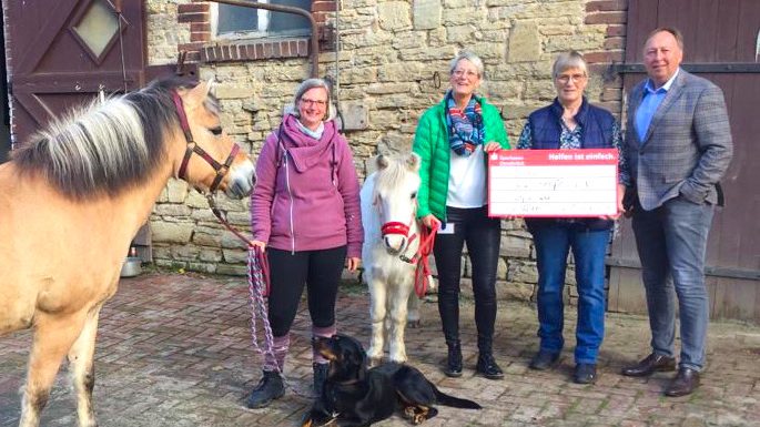 Spendenübergabe: Die Firma Eiffage Infra Nordwest (vormals Wittfeld) spendet 5.000 Euro an die tiergestützte Therapie in Wallenhorst auf dem Reiterhof Bohnenkämper. Foto: Tiere helfen e.V.