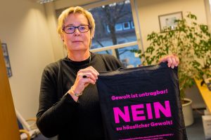 Wallenhorsts Gleichstellungsbeauftragte Kornelia Böert zeigt die mit dem Motto „Gewalt ist untragbar!“ bedruckte Tasche. Foto: André Thöle / Gemeinde Wallenhorst