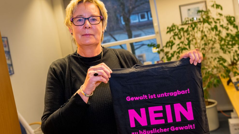 Wallenhorsts Gleichstellungsbeauftragte Kornelia Böert zeigt die mit dem Motto „Gewalt ist untragbar!“ bedruckte Tasche. Foto: André Thöle / Gemeinde Wallenhorst