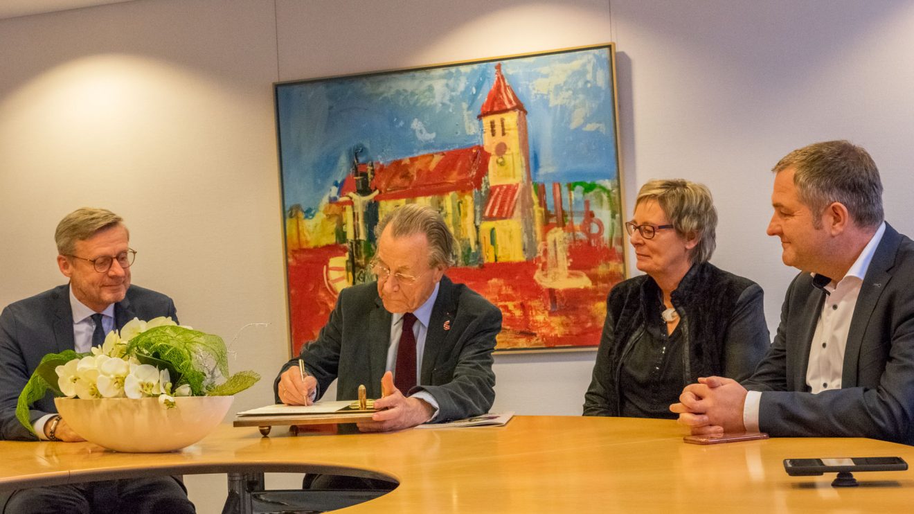 Im Rahmen seines Besuchs als BAGSO-Vorsitzender trägt sich Franz Müntefering ins Goldene Buch der Gemeinde Wallenhorst ein. Bürgermeister Otto Steinkamp, Kornelia Böert (Beauftragte für Frauen, Familien und Senioren) und der Landtagsabgeordnete Guido Pott schauen interessiert zu. Foto: André Thöle / Gemeinde Wallenhorst