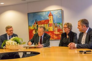 Im Rahmen seines Besuchs als BAGSO-Vorsitzender trägt sich Franz Müntefering ins Goldene Buch der Gemeinde Wallenhorst ein. Bürgermeister Otto Steinkamp, Kornelia Böert (Beauftragte für Frauen, Familien und Senioren) und der Landtagsabgeordnete Guido Pott schauen interessiert zu. Foto: André Thöle / Gemeinde Wallenhorst