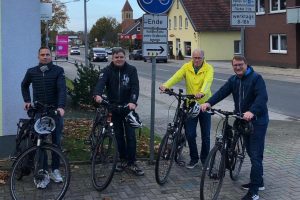 Christian Schiffbänker, André Schwegmann, Manfred Gretzmann und Dirk Hagen von der CDW im Hollager Ortszentrum. An dieser Stelle endet der Radweg. Foto: CDW Wallenhorst