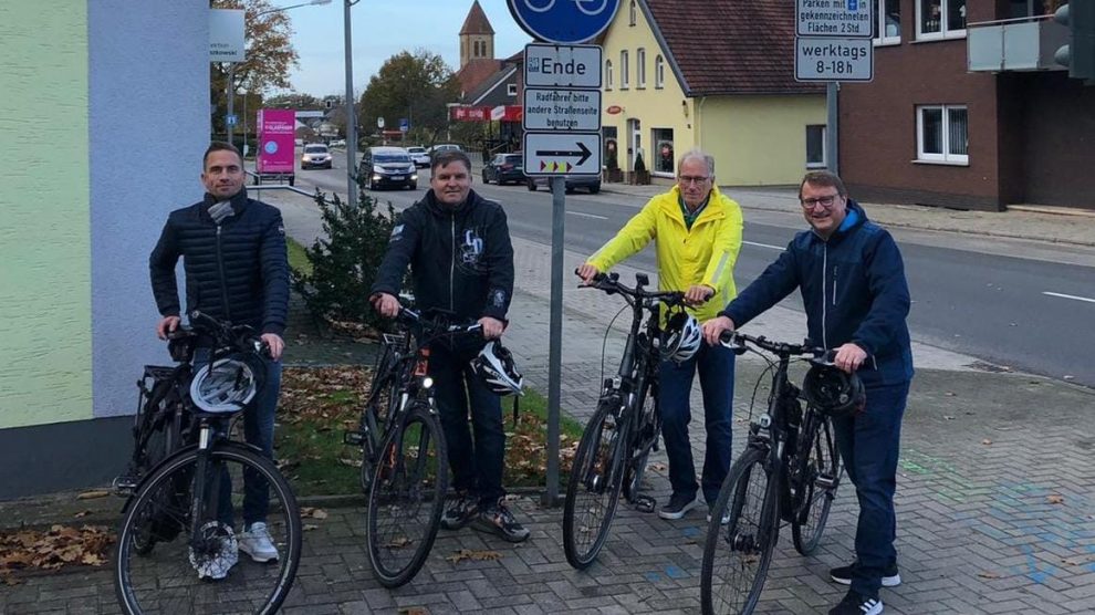 Christian Schiffbänker, André Schwegmann, Manfred Gretzmann und Dirk Hagen von der CDW im Hollager Ortszentrum. An dieser Stelle endet der Radweg. Foto: CDW Wallenhorst