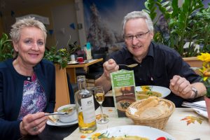 Johannes Beckmann (rechts) serviert im Gasthaus „Zum Voßberg“ Erbseneintopf und Rindfleischsuppe im Rahmen der Aktionswochen der VarusRegion. Foto: André Thöle / Gemeinde Wallenhorst