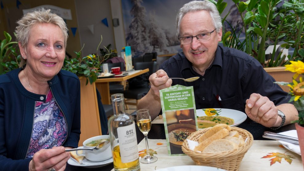 Johannes Beckmann (rechts) serviert im Gasthaus „Zum Voßberg“ Erbseneintopf und Rindfleischsuppe im Rahmen der Aktionswochen der VarusRegion. Foto: André Thöle / Gemeinde Wallenhorst