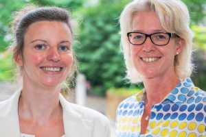 Ansprechpersonen im Familienservicebüro: Lisa Guhe und Christina Middendorp. Foto: André Thöle / Gemeinde Wallenhorst