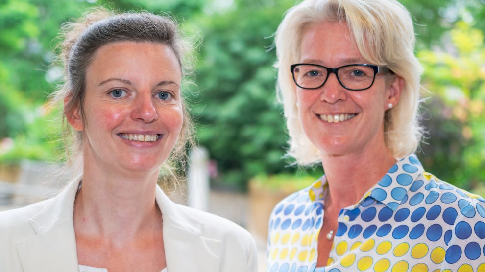 Ansprechpersonen im Familienservicebüro: Lisa Guhe und Christina Middendorp. Foto: André Thöle / Gemeinde Wallenhorst