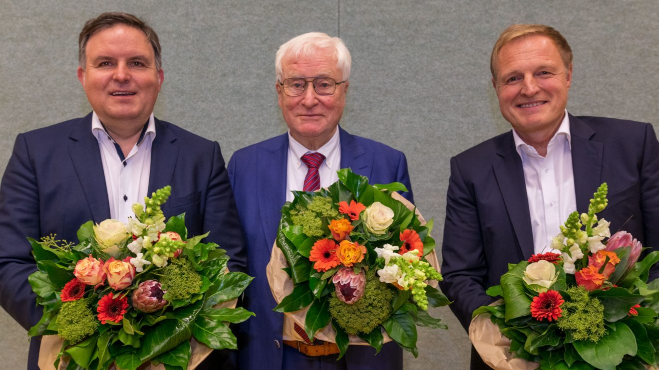Demnächst öfter mit Blumen unterwegs: die stellvertretenden Bürgermeister André Schwegmann, Alfred Lindner und Martin Lange (von links).