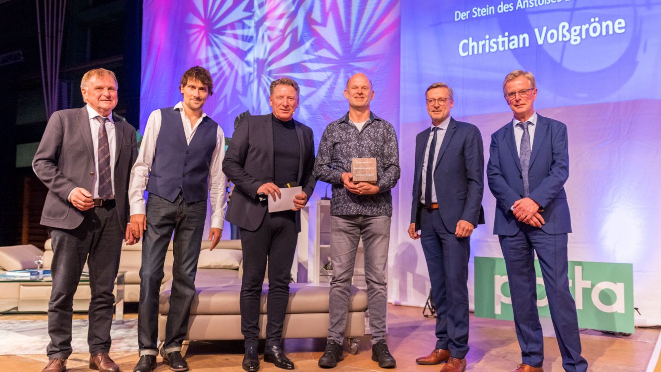 Werner Wahmhoff, Uli Kunz, Ludger Abeln, Christian Voßgröne, Bürgermeister Otto Steinkamp und Konrad Bayer (von links) bei der Preisverleihung zum Tag des Anstoßes 2021. Foto: André Thöle / Gemeinde Wallenhorst