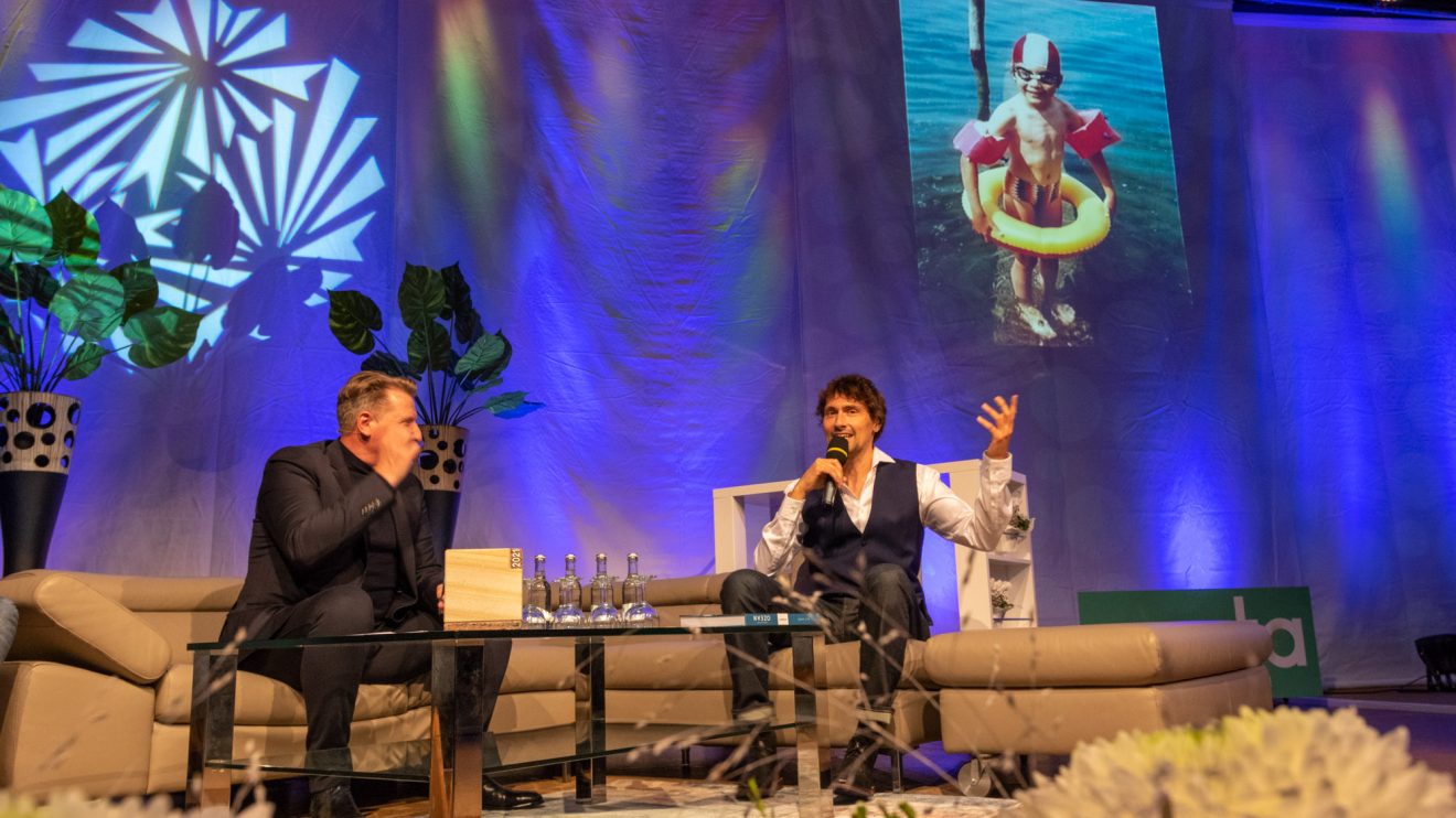 Uli Kunz (rechts) erläutert im Gespräch mit Ludger Abeln seine Arbeit und präsentiert dazu einige Bilder. Foto: André Thöle / Gemeinde Wallenhorst