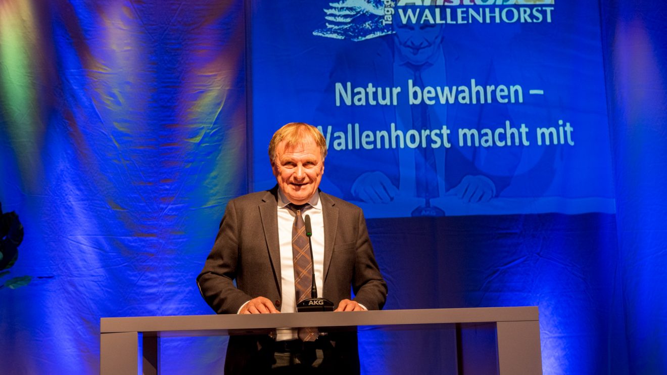 Prof. Dr. Werner Wahmhoff bereichert die Ehrenamtsgala mit einem Grußwort. Foto: André Thöle / Gemeinde Wallenhorst