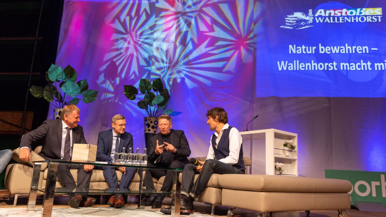 Werner Wahmhoff, Bürgermeister Otto Steinkamp, Ludger Abeln und Uli Kunz (von links) im Gespräch. Foto: André Thöle / Gemeinde Wallenhorst