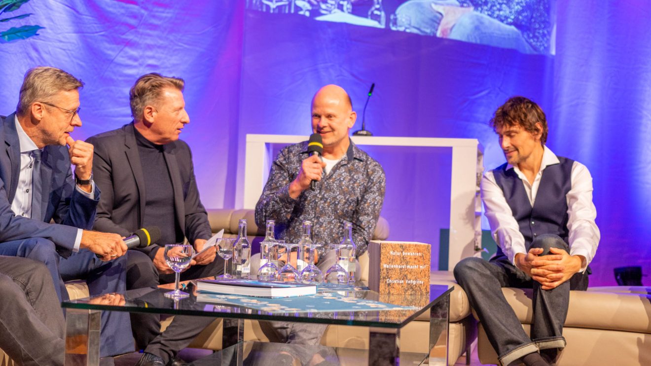 Christian Voßgröne (3. von links) berichtet von der Bauernhof-AG. Bürgermeister Otto Steinkamp, Ludger Abeln und Uli Kunz hören interessiert zu. Foto: André Thöle / Gemeinde Wallenhorst