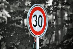 Am Freitag findet eine Demonstration mit Laternenumzug für ein generelles „Tempo 30“ vor der Hollager Grundschule statt. Symbolfoto: Doris Metternich / Pixabay