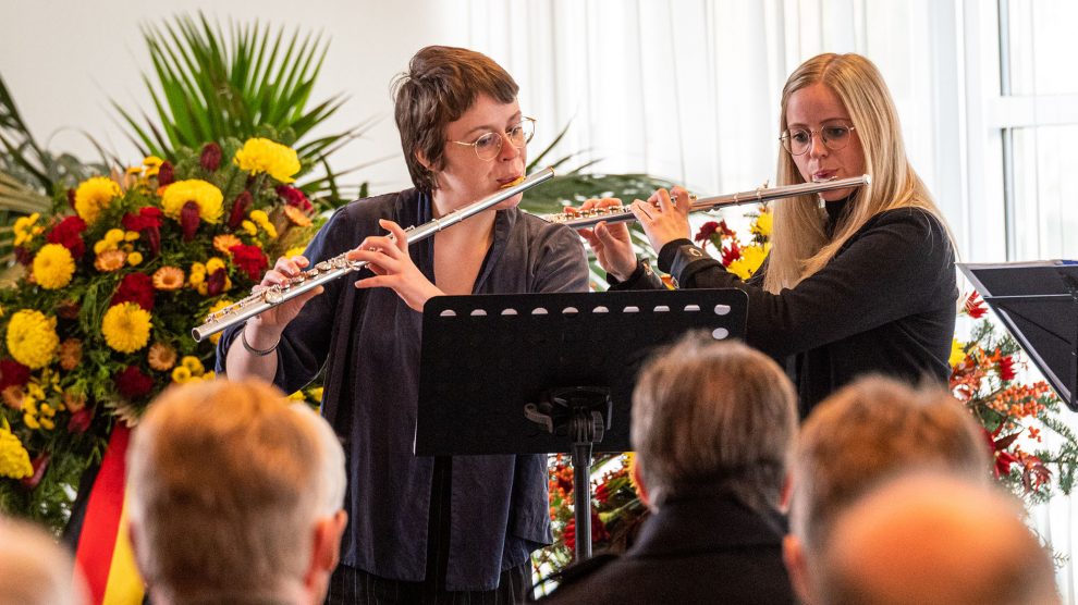 Ein Ensemble der Kreismusikschule Osnabrück begleitet die Gedenkfeier zum Volkstrauertag. Foto: Thomas Remme / Gemeinde Wallenhorst