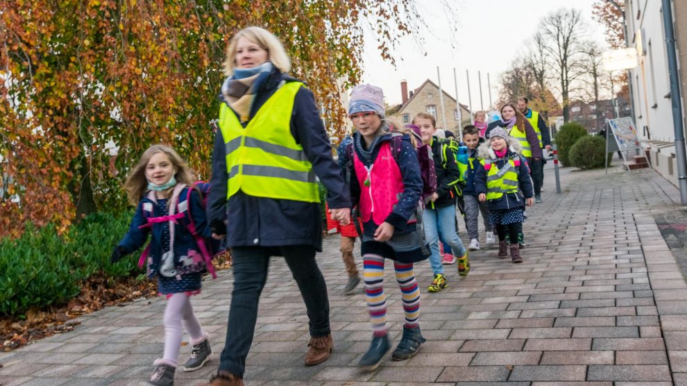 Schnellen Schrittes pünktlich zum Ziel: der Walking Bus zur Katharinaschule. Foto: André Thöle / Gemeinde Wallenhorst