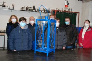 Vier Schüler der Felix-Nussbaum-Schule Osnabrück haben in der GenerationenWerkstatt im Unternehmen Purplan in Wallenhorst-Hollage in der Ausbildungswerkstatt das Material Metall kennengelernt. Foto: Babette Rüscher-Ufermann / Ursachenstiftung Osnabrück