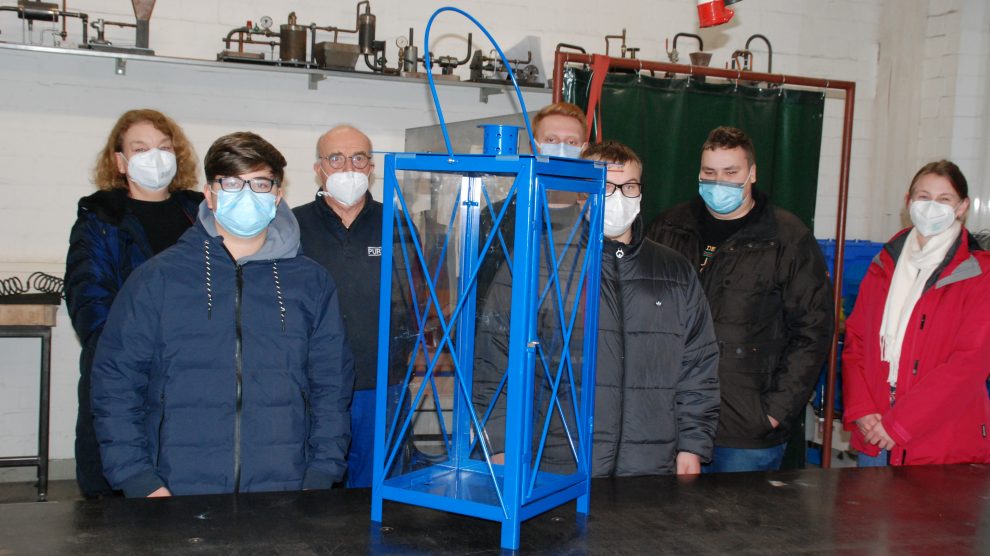 Vier Schüler der Felix-Nussbaum-Schule Osnabrück haben in der GenerationenWerkstatt im Unternehmen Purplan in Wallenhorst-Hollage in der Ausbildungswerkstatt das Material Metall kennengelernt. Foto: Babette Rüscher-Ufermann / Ursachenstiftung Osnabrück