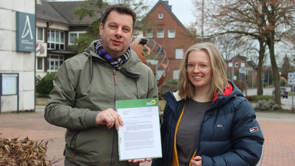 Alexander Strehl und Lilian-Ruth Sasse mit ihrem Antrag für Luftfilter vor der Hollager Erich-Kästner-Schule. Foto: Lilian-Ruth Sasse