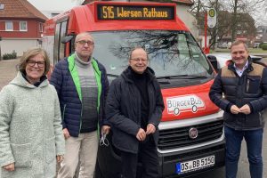 Marion Müssen (Vorsitzende des BürgerBus Wallenhorst-Wersen e.V.), Thomas Giebel (SPD-Fraktionsvorsitzender im Rat der Gemeinde Lotte) sowie die SPD-Landtagsabgeordneten Frank Sundermann und Guido Pott. Foto: Hendrik Chmiel (Büro Guido Pott)