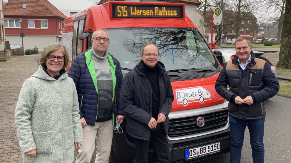 Marion Müssen (Vorsitzende des BürgerBus Wallenhorst-Wersen e.V.), Thomas Giebel (SPD-Fraktionsvorsitzender im Rat der Gemeinde Lotte) sowie die SPD-Landtagsabgeordneten Frank Sundermann und Guido Pott. Foto: Hendrik Chmiel (Büro Guido Pott)