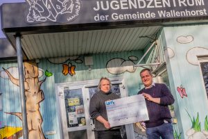 Guido Pott (rechts) überreicht Jürgen Abeln einen symbolischen Scheck über die Fördersumme von 1.750 Euro. Foto: André Thöle / Gemeinde Wallenhorst