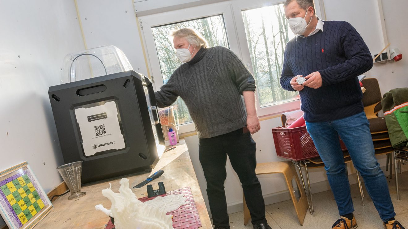 Jürgen Abeln (links) erläutert Guido Pott die Funktionsweise und Anwendungsmöglichkeiten des 3D-Druckers. Foto: André Thöle / Gemeinde Wallenhorst