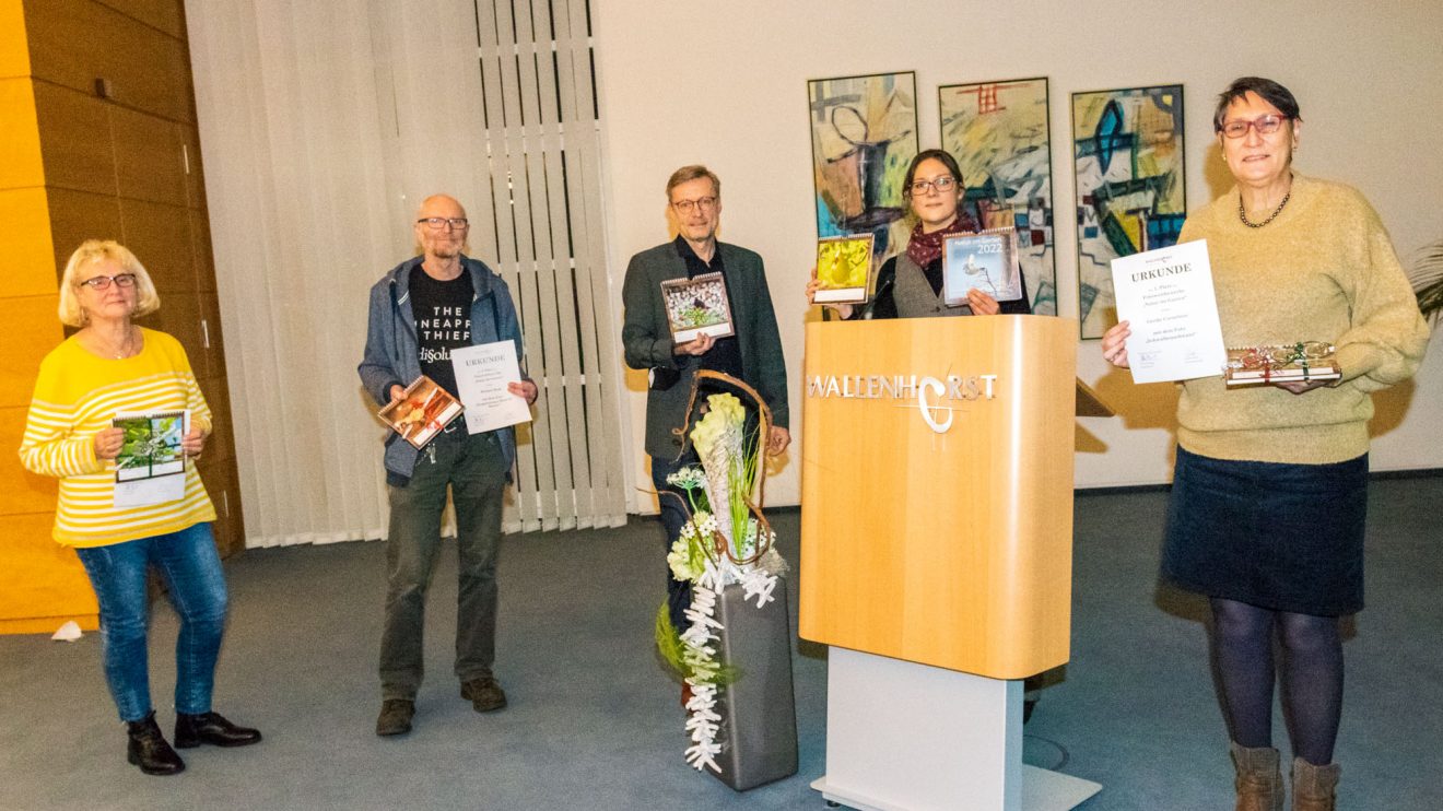 Preisverleihung im Ratssaal (von links): Marianne Steiner, Michael Braß, Bürgermeister Otto Steinkamp, Umweltbeauftragte Isabella Draber und Gerda Cornelsen. Foto: André Thöle