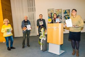 Preisverleihung im Ratssaal (von links): Marianne Steiner, Michael Braß, Bürgermeister Otto Steinkamp, Umweltbeauftragte Isabella Draber und Gerda Cornelsen. Foto: André Thöle