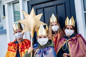 Der Segen der Sternsinger ist ein wichtiges Zeichen für Hoffnung, Zuversicht und Zusammenhalt. Foto: © Martin Steffen / Kindermissionswerk